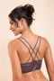 foto aproximada da modelo vestindo o sutiã top multi alças de costas, mostrando o lindo desenho que se forma nas costas com as tiras do sutiã