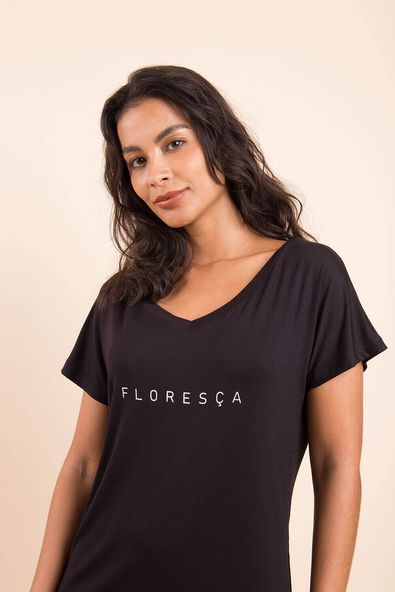 a foto está aproximada evidenciando o decote em V e o silk aplicado no camisetão 