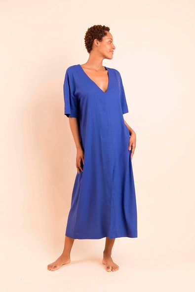 na foto, a modelo está usando o vestido longo de linho na cor azul
